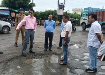 हल्द्वानी की टूटी सड़कों पर सख्त हुए आयुक्त दीपक रावत, दिए जल्द मरम्मत के निर्देश