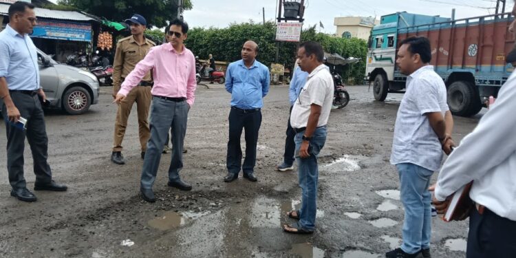 हल्द्वानी की टूटी सड़कों पर सख्त हुए आयुक्त दीपक रावत, दिए जल्द मरम्मत के निर्देश