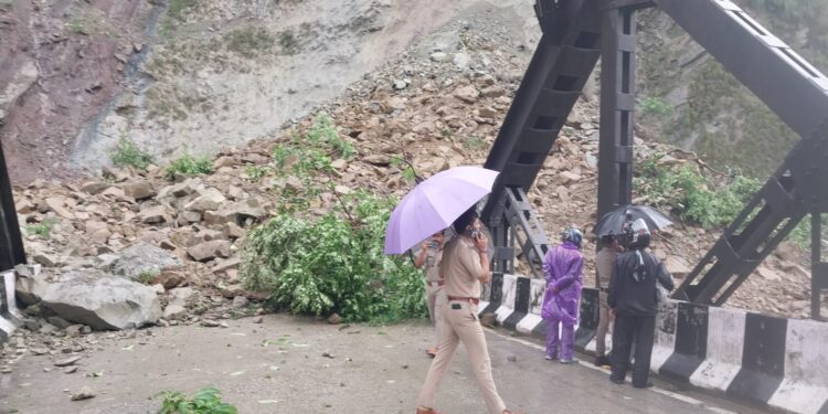 भीमताल पुल के पास मलबा आने से काठगोदाम-रानीबाग-भीमताल मार्ग बाधित, वैकल्पिक रास्तों का करें प्रयोग