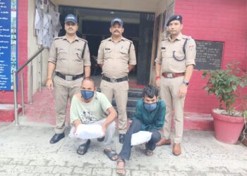 पुलिस का नशा माफियाओं पर वार, 4 किलो 215 ग्राम चरस के साथ दो तस्कर गिरफ्तार