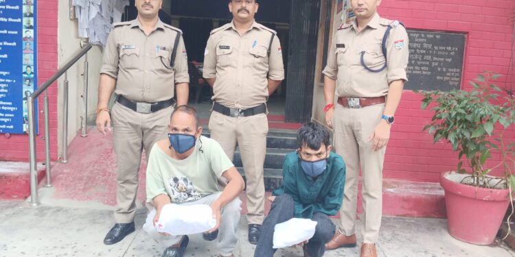 पुलिस का नशा माफियाओं पर वार, 4 किलो 215 ग्राम चरस के साथ दो तस्कर गिरफ्तार