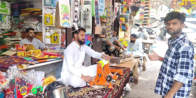 रक्षाबंधन पर फीकी रही पतंगों की उड़ान, पतंग व्यवसायियों के सामने संकट