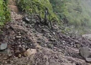 गुलाब घाटी में भूस्खलन से यातायात बाधित, वन-वे व्यवस्था लागू 