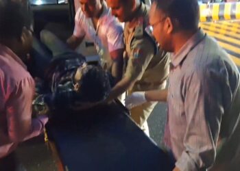 तेज़ बहाव में में बहे दोनों युवकों को पुलिस-एसडीआरएफ ने बचाया, CO ने खुद पहुंचाया अस्पताल 