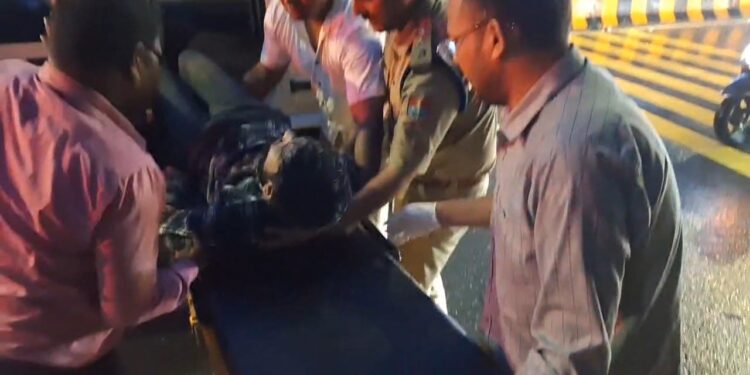 तेज़ बहाव में में बहे दोनों युवकों को पुलिस-एसडीआरएफ ने बचाया, CO ने खुद पहुंचाया अस्पताल