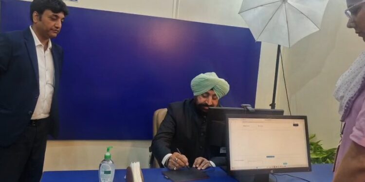 राज्यपाल ने परिवहन कार्यालय में किया ड्राइविंग लाइसेंस नवीनीकरण, उत्कृष्ट चालकों और रोड सेफ्टी वॉरियर्स को किया सम्मानित