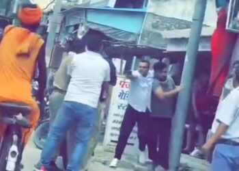 बाजार में फिल्मी अंदाज़ में दबोचे गए बेतालघाट गोलीकांड के आरोपी, गन प्वाइंट पर गिरफ्तारी से मचा हड़कंप