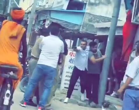 बाजार में फिल्मी अंदाज़ में दबोचे गए बेतालघाट गोलीकांड के आरोपी, गन प्वाइंट पर गिरफ्तारी से मचा हड़कंप