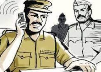 बिजली लाइन विवाद में महिला ने पुलिस पर ईंट से हमला करने की कोशिश, मां-बेटी गिरफ्तार