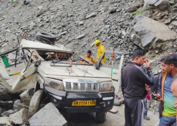 लैंडस्लाइड जोन में बोलेरो हादसा: दो की मौत, तीन घायल