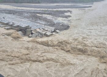 गौला नदी खतरे के निशान से ऊपर, बैराज में बढ़ा पानी का दबाव