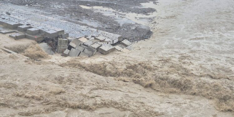 गौला नदी खतरे के निशान से ऊपर, बैराज में बढ़ा पानी का दबाव