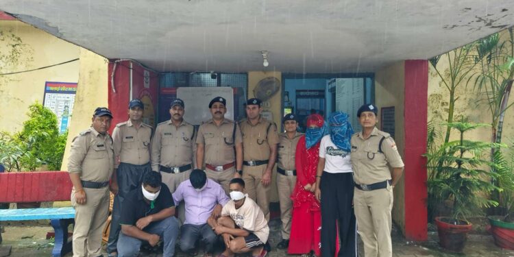 किराए के मकान में जिस्मफ़रोशी का धंधा बेनक़ाब, छापेमारी में 5 गिरफ्तार, मुख्य सरगना फरार