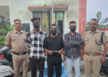 सोशल मीडिया की सनक ले पहुँची थाने, नकली पिस्तौल से केक काटने वाले तीन युवक हिरासत में…