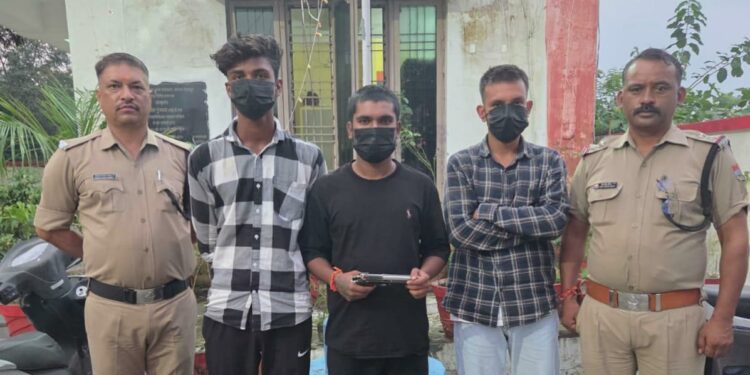 सोशल मीडिया की सनक ले पहुँची थाने, नकली पिस्तौल से केक काटने वाले तीन युवक हिरासत में…