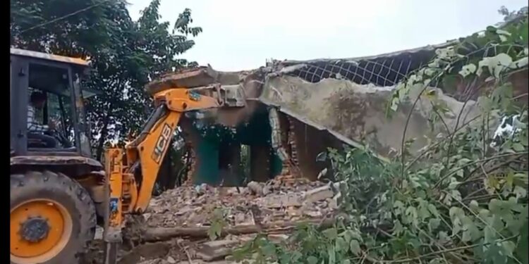चार अवैध भवन ध्वस्त, जिला प्रशासन की बड़ी कार्रवाई