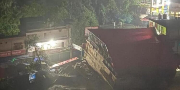 बादल फटने से मचा हड़कंप, जिला प्रशासन का रेस्क्यू ऑपरेशन जारी