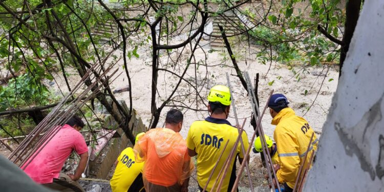 देहरादून में दीवार ढहने से छात्र की मौत, SDRF ने 200 विद्यार्थियों को जलभराव से बचाया