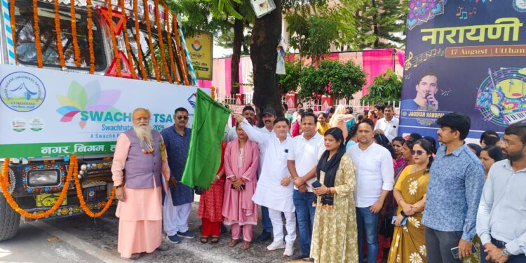पीएम मोदी के जन्मदिवस पर हल्द्वानी में स्वच्छता पखवाड़े का आगाज, महापौर ने स्वच्छता रथ को दिखाया हरी झंडी