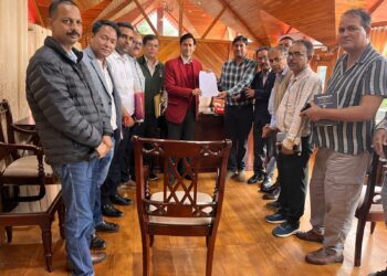 DM पौड़ी पर अभियंताओं का आक्रोश, कुमाऊं आयुक्त को सौंपा ज्ञापन, प्राथमिकी निरस्त करने और कार्रवाई की मांग