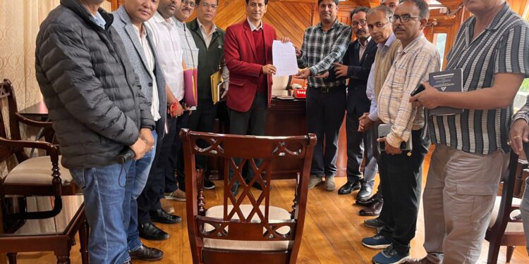 DM पौड़ी पर अभियंताओं का आक्रोश, कुमाऊं आयुक्त को सौंपा ज्ञापन, प्राथमिकी निरस्त करने और कार्रवाई की मांग