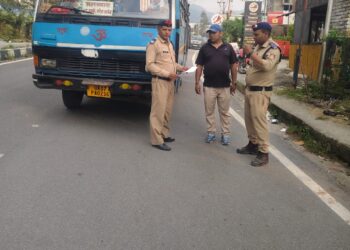 मंजिली गाड़ियों पर बड़ा एक्शन, 164 वाहनों के चालान, 8 सीज