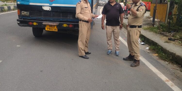 मंजिली गाड़ियों पर बड़ा एक्शन, 164 वाहनों के चालान, 8 सीज