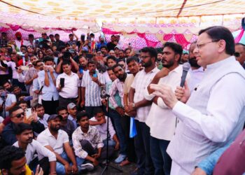 सीएम धामी पहुंचे आंदोलनरत युवाओं के बीच, परीक्षा प्रकरण की होगी सीबीआई जांच