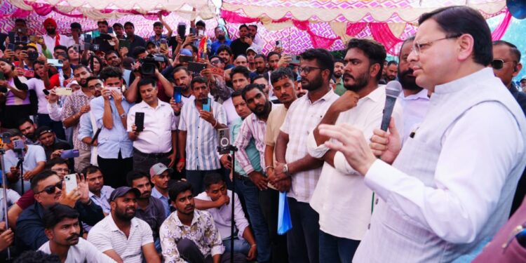 सीएम धामी पहुंचे आंदोलनरत युवाओं के बीच, परीक्षा प्रकरण की होगी सीबीआई जांच