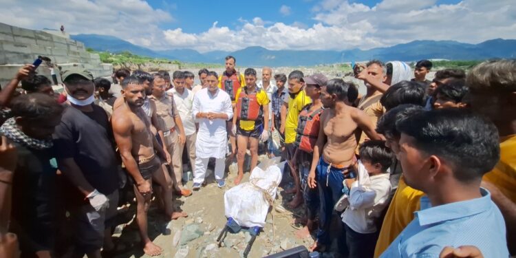 तीन दिन बाद गोला नदी से मिला खन्स्यु की महिला का शव, गदेरे में बह गई थी तुलसी देवी