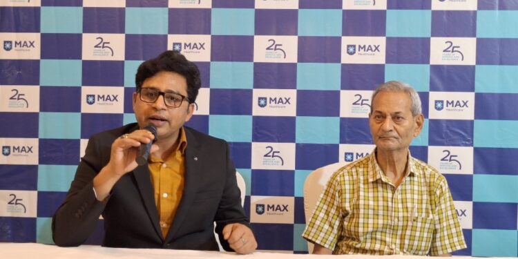 80 की उम्र में दर्द से मिली आज़ादी, हल्द्वानी के बुजुर्ग की सफल रोबोटिक डबल नी रिप्लेसमेंट सर्जरी