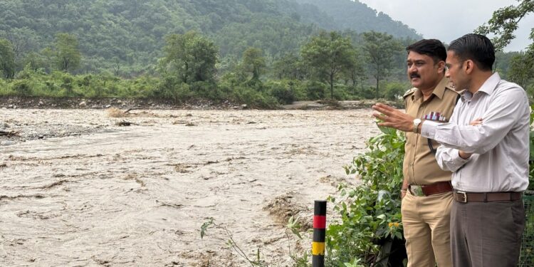 देहरादून में भारी बारिश से तबाही, DM और SSP ने किया स्थलीय निरीक्षण, कई मार्ग बाधित