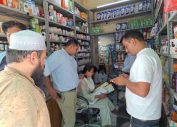 मेडिकल स्टोर पर छापेमारी, प्रतिबंधित दवाइयाँ बरामद, कार्रवाई पर उठे सवाल