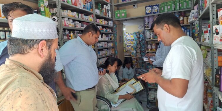 मेडिकल स्टोर पर छापेमारी, प्रतिबंधित दवाइयाँ बरामद, कार्रवाई पर उठे सवाल
