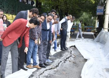कुमाऊँ आयुक्त दीपक रावत का नैनीताल मालरोड निरीक्षण, भूधसाव रोकथाम के स्थायी समाधान पर जोर