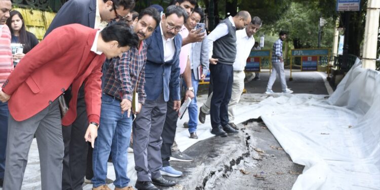 कुमाऊँ आयुक्त दीपक रावत का नैनीताल मालरोड निरीक्षण, भूधसाव रोकथाम के स्थायी समाधान पर जोर
