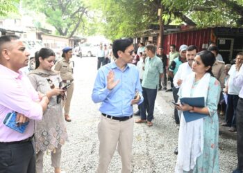 हल्द्वानी तहसील निरीक्षण में आयुक्त दीपक रावत सख्त, लंबित मामलों के शीघ्र निस्तारण और अनुशासनहीनता पर कार्रवाई के निर्देश