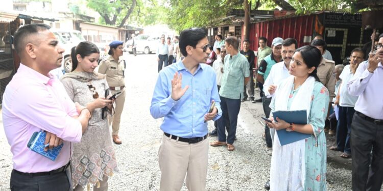 हल्द्वानी तहसील निरीक्षण में आयुक्त दीपक रावत सख्त, लंबित मामलों के शीघ्र निस्तारण और अनुशासनहीनता पर कार्रवाई के निर्देश