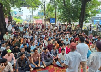 पेपर लीक प्रकरण पर हल्द्वानी में आमरण अनशन