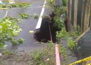 सूखी नदी पुल पर भू-कटाव से खतरा, चोरगलिया मार्ग पर यातायात बंद