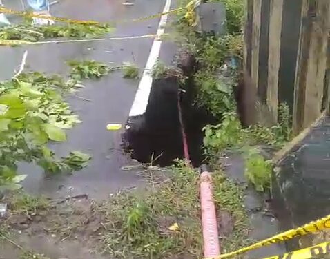 सूखी नदी पुल पर भू-कटाव से खतरा, चोरगलिया मार्ग पर यातायात बंद