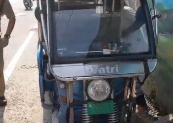 ई-रिक्शा चालक पर कड़ी कार्रवाई, वर्दीधारी टीम से अभद्रता और बिना लाइसेंस वाहन चलाने का मामला उजागर