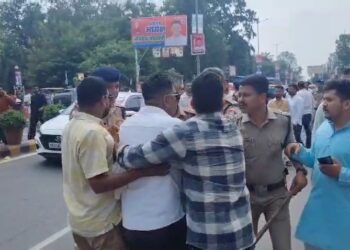 एमबीपीजी कॉलेज छात्रसंघ चुनाव नामांकन में बवाल, पुलिस ने दौड़ाया छात्रों को, वीडियो