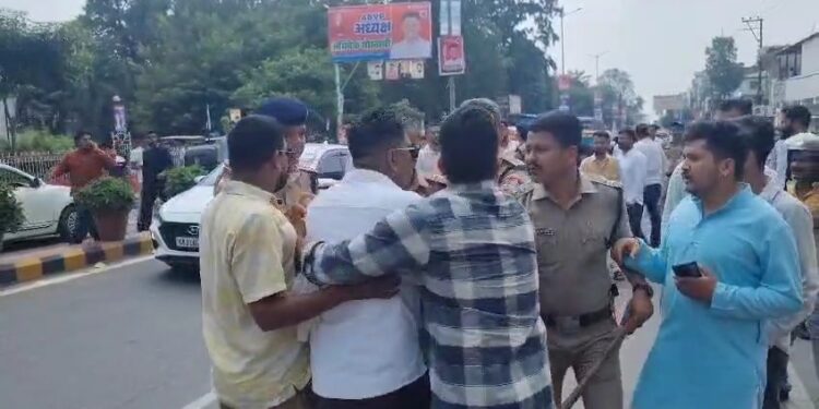 एमबीपीजी कॉलेज छात्रसंघ चुनाव नामांकन में बवाल, पुलिस ने दौड़ाया छात्रों को, वीडियो