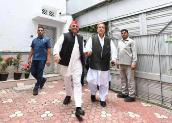 रामपुर में अखिलेश यादव और आज़म खां की मुलाकात, बोले – ‘सपा का दरख़्त हैं आज़म साहब, मिलकर लड़ेंगे लड़ाई’