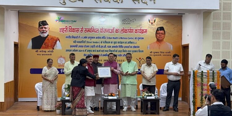 हल्द्वानी नगर निगम को CM से स्वच्छता पुरस्कार, महापौर ने दी सभी सहयोगियों को बधाई