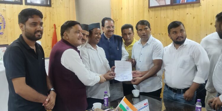 इन्द्रानगर में बुध बाजार लगाने पर किसानों का विरोध, जाम की समस्या को लेकर उठाई आवाज