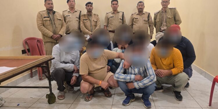 जुए के अड्डे पर पुलिस का छापा, 13 जुआरी गिरफ्तार, साढ़े चार लाख से अधिक की नकदी बरामद