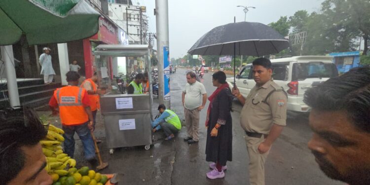 हल्द्वानी में सड़क और फुटपाथ से हटाया गया अतिक्रमण