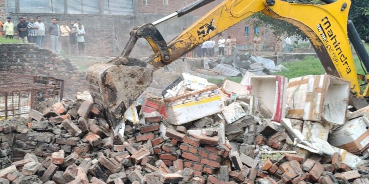 प्रशासन की बड़ी कार्रवाई, 1 हेक्टेयर भूमि से हटाया गया अवैध कब्जा